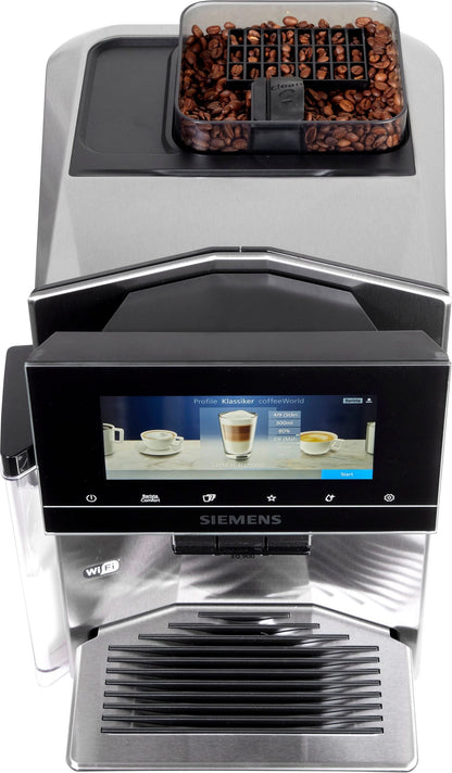 Kaffeevollautomat EQ900 TQ903D43 aus Edelstahl mit intuitivem 6,8-Zoll-TFT-Display, Geräuschreduzierung, Steuerung über eine App, Barista-Modus, AromaSelect-Funktion und drei individuellen Profilen.
