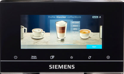 Kaffeevollautomat EQ900 TQ903D43 aus Edelstahl mit intuitivem 6,8-Zoll-TFT-Display, Geräuschreduzierung, Steuerung über eine App, Barista-Modus, AromaSelect-Funktion und drei individuellen Profilen.