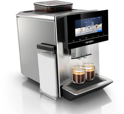Kaffeevollautomat EQ900 TQ903D43 aus Edelstahl mit intuitivem 6,8-Zoll-TFT-Display, Geräuschreduzierung, Steuerung über eine App, Barista-Modus, AromaSelect-Funktion und drei individuellen Profilen.